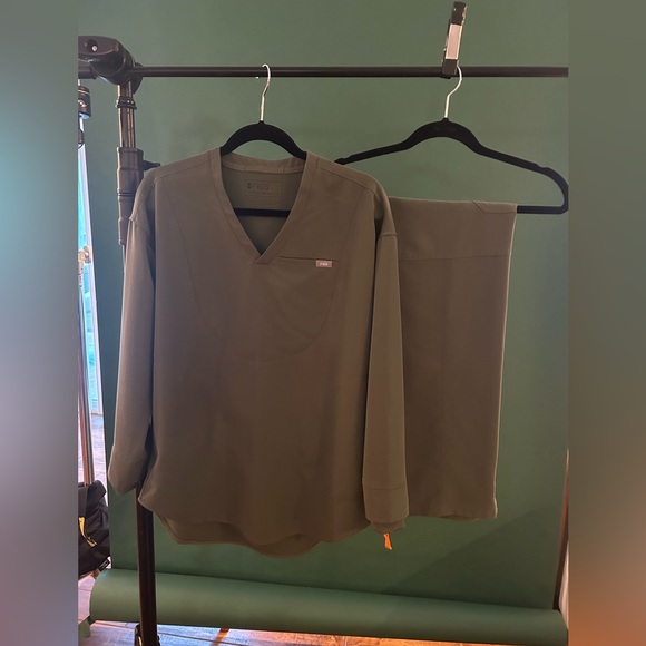 Figs Moss Green Evan’s Pant and Halle Top Set size Small - Picture 2 of 10